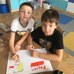 Zdjęcie 2 uczniów trzymających wspólnie w ręku rysunek.