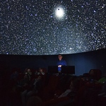 Spotkanie z członkiem Polskiego Towarzystwa Miłośników Astronomii i obserwacja zaćmienia na tle gwiaździstego nieba.