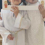 Dwie dziewczynki przebrane za święte robią zdjęcie w ramce.