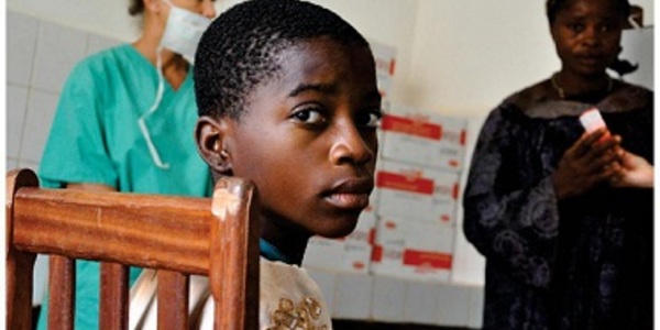 Plakat o Akcji "Opatrunek na ratunek" zdjęcie dziecka z Afryki.