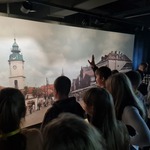 Twarze uczniów zwrócone w kierunku wyświetlanego obrazu Rynku Kościuszki z ratuszem.