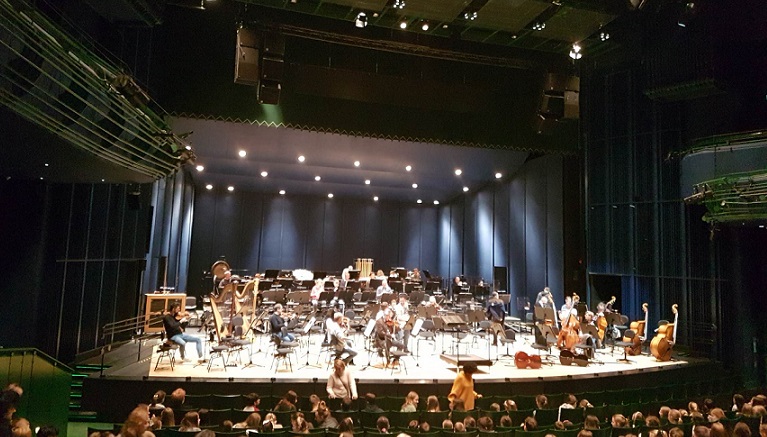 Scena opery z orkiestrą z instrumentami muzycznymi.