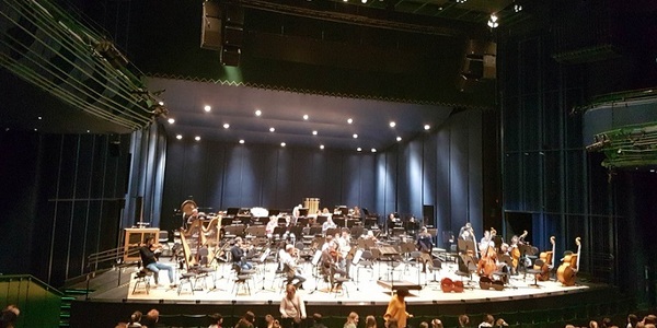 Scena opery z orkiestrą z instrumentami muzycznymi.