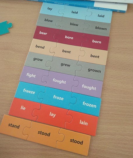 kolorowe puzzle ze słówek angielskich