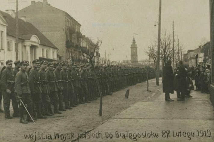 stare zdjęcie żołnierzy stojących w szeregu na placu.PNG
