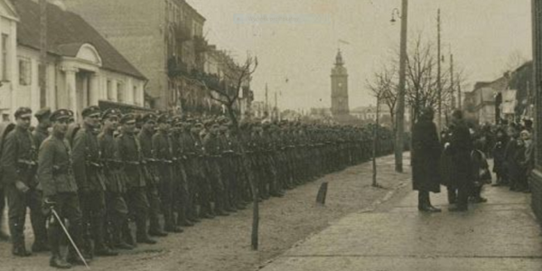 stare zdjęcie żołnierzy stojących w szeregu na placu.PNG