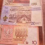 Zdjęcie 3 banknotów.