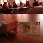 Zdjęcie banknotu trzymanego w dłoni, w tle siedzą uczniowie.