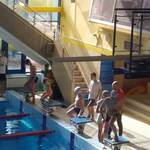 Uczniowie wchodzą na podesty na basenie_ żeby skakać do wody.jpg
