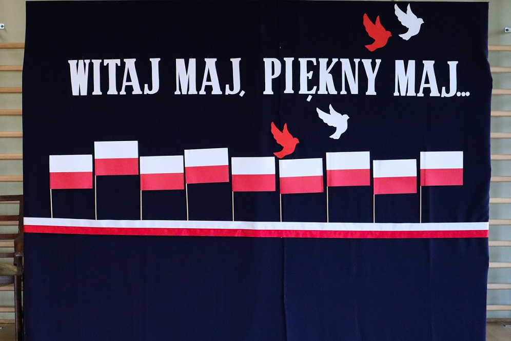 Napis "witaj maj piękny maj"