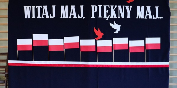 Napis "witaj maj piękny maj"