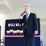 Pan dyrektor przemawia przez mikrofon.