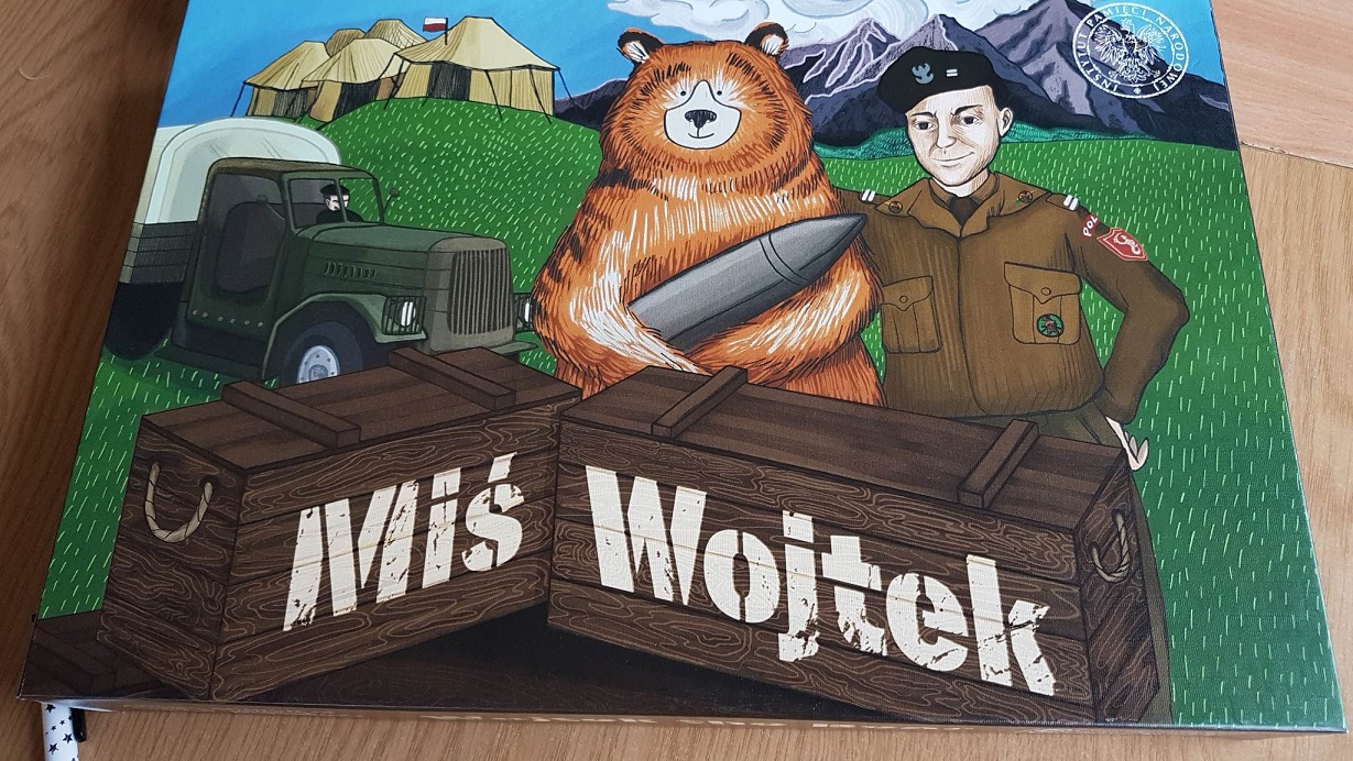 Rysunek misia siedzącego razem z żołnierzem w ciężarówce z napisem Miś Wojtek..jpg