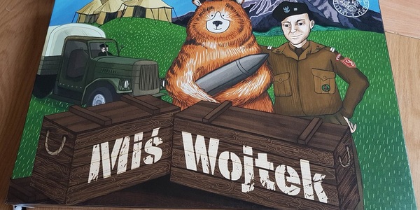 Rysunek misia siedzącego razem z żołnierzem w ciężarówce z napisem Miś Wojtek..jpg