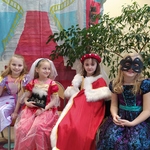 Cztery dziewczynki przebrane w stroje księżniczek siedzą obok drzewka..jpg