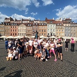 Uczniowie stoją w centrum Warszawy.