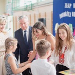 Dzieci wręczają upominki dziewczynom.