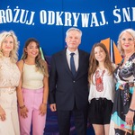 Nauczyciele pozują do zdjęcia na tle niebieskiej dekoracji..jpg