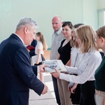 Pan dyrektor wręcza książki i podziękowania uczniom i rodzicom.