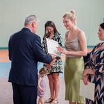Pan dyrektor wręcza podziękowania rodzicom.