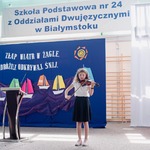 Uczennica gra na skrzypcach.