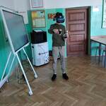 Uczeń stoi w sali w googla VR..jpg