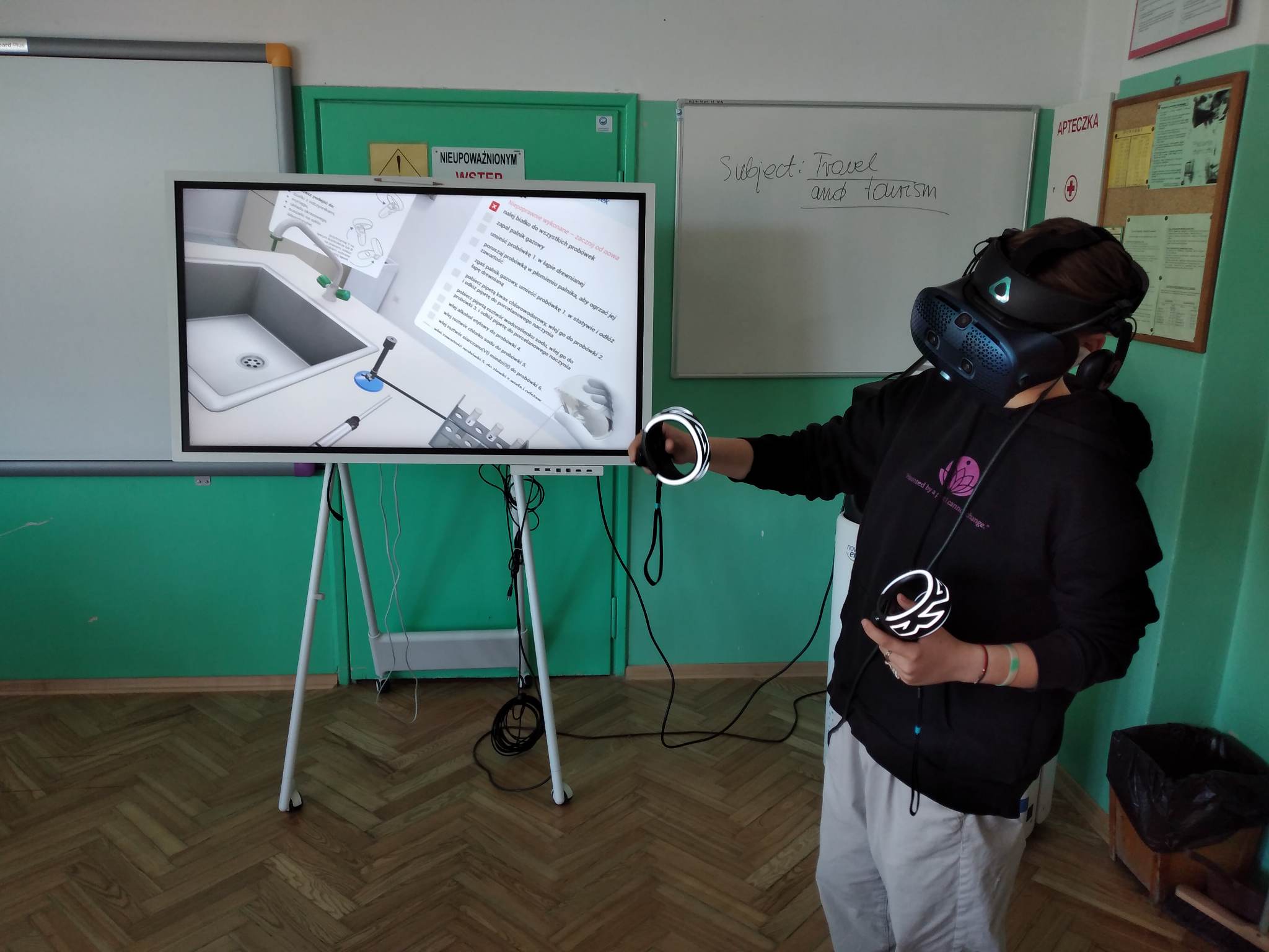 Uczeń  w googla VR  pokazuje na monitor..jpg