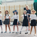 Taniec dzieczynek ubranych na galowo oraz w słomianych kapeluszach.