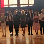 Uczniowie oraz nauczyciele trzymaja w rękach pudełak z medalami..jpg