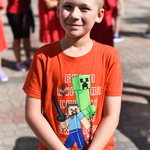 Chłopiec ubrany w czerwonej koszulce.