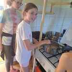 Dwie dziewczynki gotują na kuchence..jpg