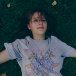 Zdjęcie dziewczyny na trawie.