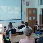 Uczniowie w klasie oglądają film na ekranie.jpg