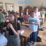 Uczniowie odmawiają różaniec na lekcji religii.