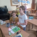 Uczniowie odmawiają różaniec na lekcji religii.