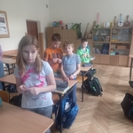 Uczniowie odmawiają różaniec na lekcji religii.