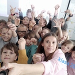 Uczniowie trzymają w rękach różańce.