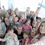 Uczniowie trzymają w rękach różańce.