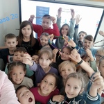 Uczniowie trzymają w rękach różańce.