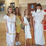Grupa czterech dziewczynek stoi na korytarzu szkolnym ubrana w szaty bogów greckich..jpg