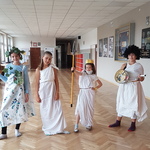 Grupa dziewczynek stoi na korytarzu szkolnym ubrana w szaty bogów greckich..jpg