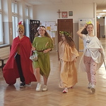Grupa uczniów przebrana za greckich bogów idzie korytarzem szkolnym..jpg