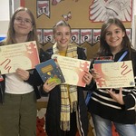 Trzy dziewczynki trzymają dyplomy i pozują do zdjęcia..JPG
