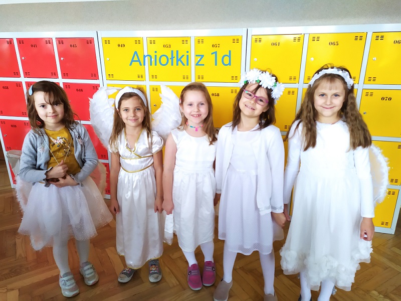 Uczennice przebrane za świętych pozują do zdjęcia.