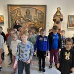 Grupa dzieci stoi z zamkniętymi oczami w galerii sztuki..jpg