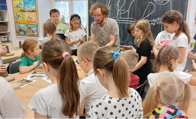 Prowadzący pokazuje jak rzeźbić z gliny.