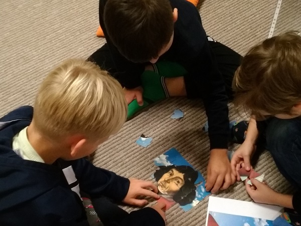 Chłopcy układają twarz Kopernika z puzzli.jpg