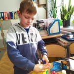 Uczeń pozuje z wykonanym lampionem.
