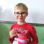 Uczeń pozuje z wykonanym lampionem.