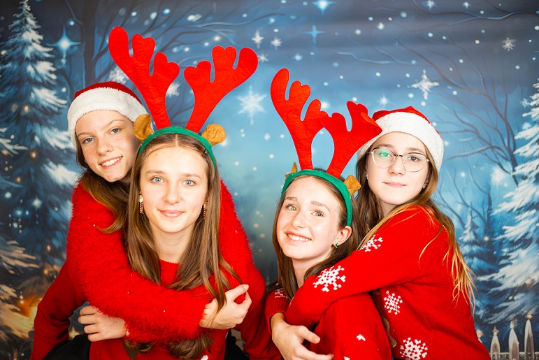 Cztery dziewczyny w świątecznych strojach.